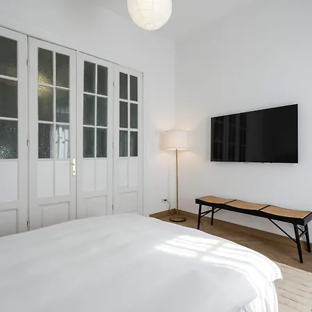 Апартаменти Calea 3br Victoriei Stunner - Two Living - Balconies On The Avenue Бухарест