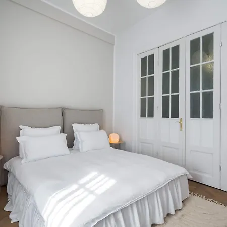 Stunning 3br - Balcony Overlooking Calea Victoriei Bucharest