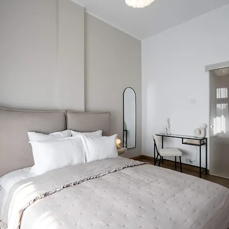 Stunning 3br - Balcony Overlooking Calea Victoriei * Bucharest