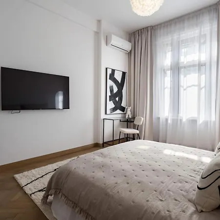Stunning 3br - Balcony Overlooking Calea Victoriei Bucharest