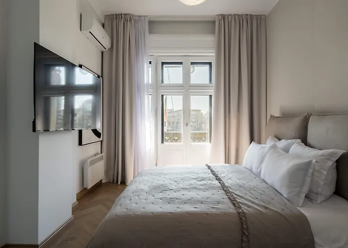Apartamento Calea 3br Victoriei Stunner - Two Living - Balconies On The Avenue *